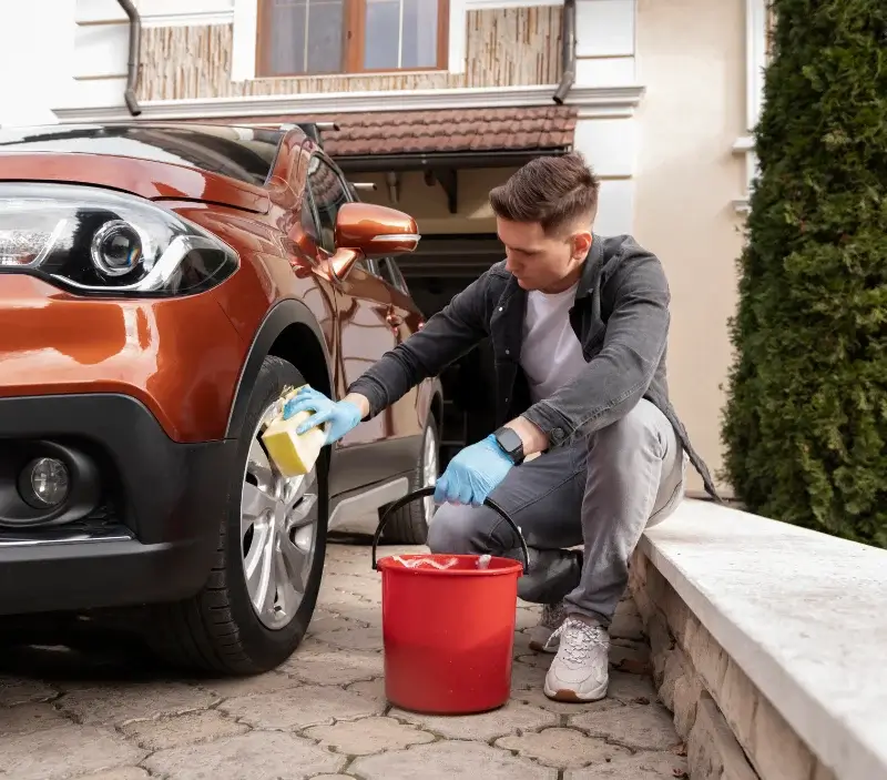 Lavage auto à domicile Néronde : professionnel intervenant sur un véhicule